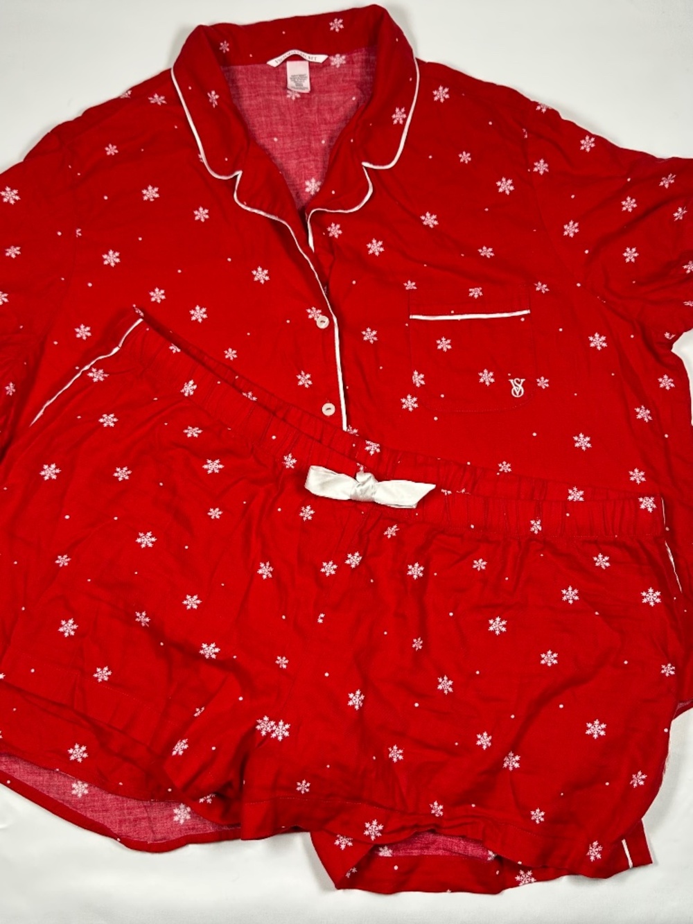 Victoria's Secret Women's Size XL Red 2 Piece Short Pajama Set Snowflakes.